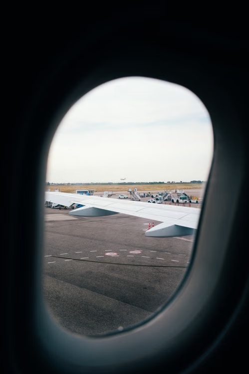 Vista de la plataforma de un aeropuerto desde la ventanilla de un avión